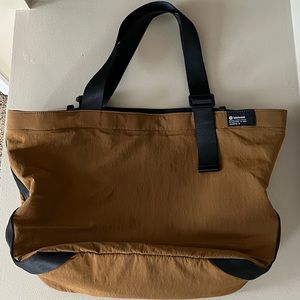 Lululemon Clean Lines Tote Bag 22L Burnt Caramel/Black
